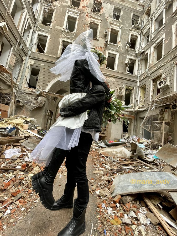 “Amor en tiempos de guerra”: Pareja se casó entre los escombros en Ucrania