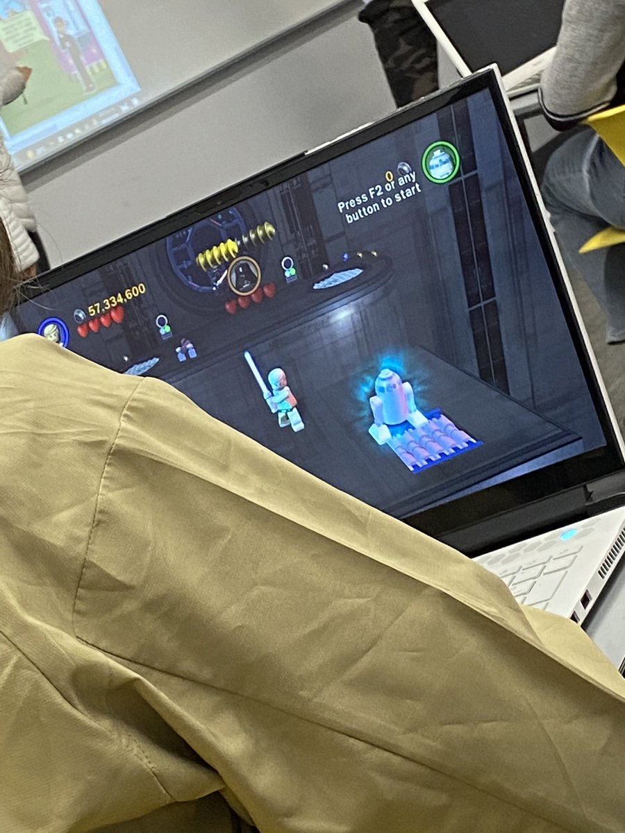 MiloSilva_'s tweet photo. this mf really playing LEGO Star Wars in class https://t.co/5GpylVUDmp