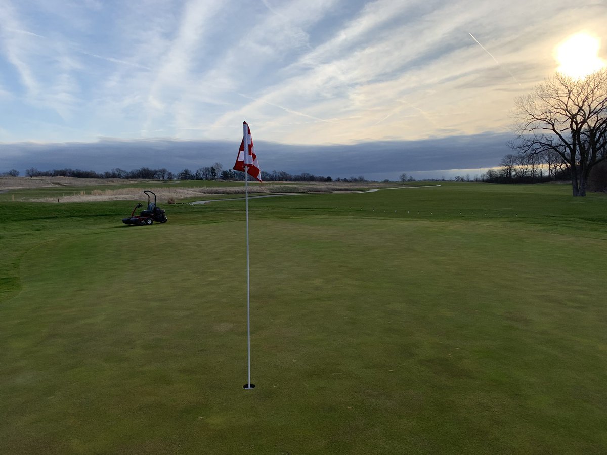 oxley4's tweet photo. So fresh, so clean. New everwhite cups from @ParAide, old stick with new #vinylguard, fresh flags from @PrestigeFlag, and a little sunshine got us looking good for the beginning of April. Glad to finally get these out! #letsgo https://t.co/J74bYxQStc