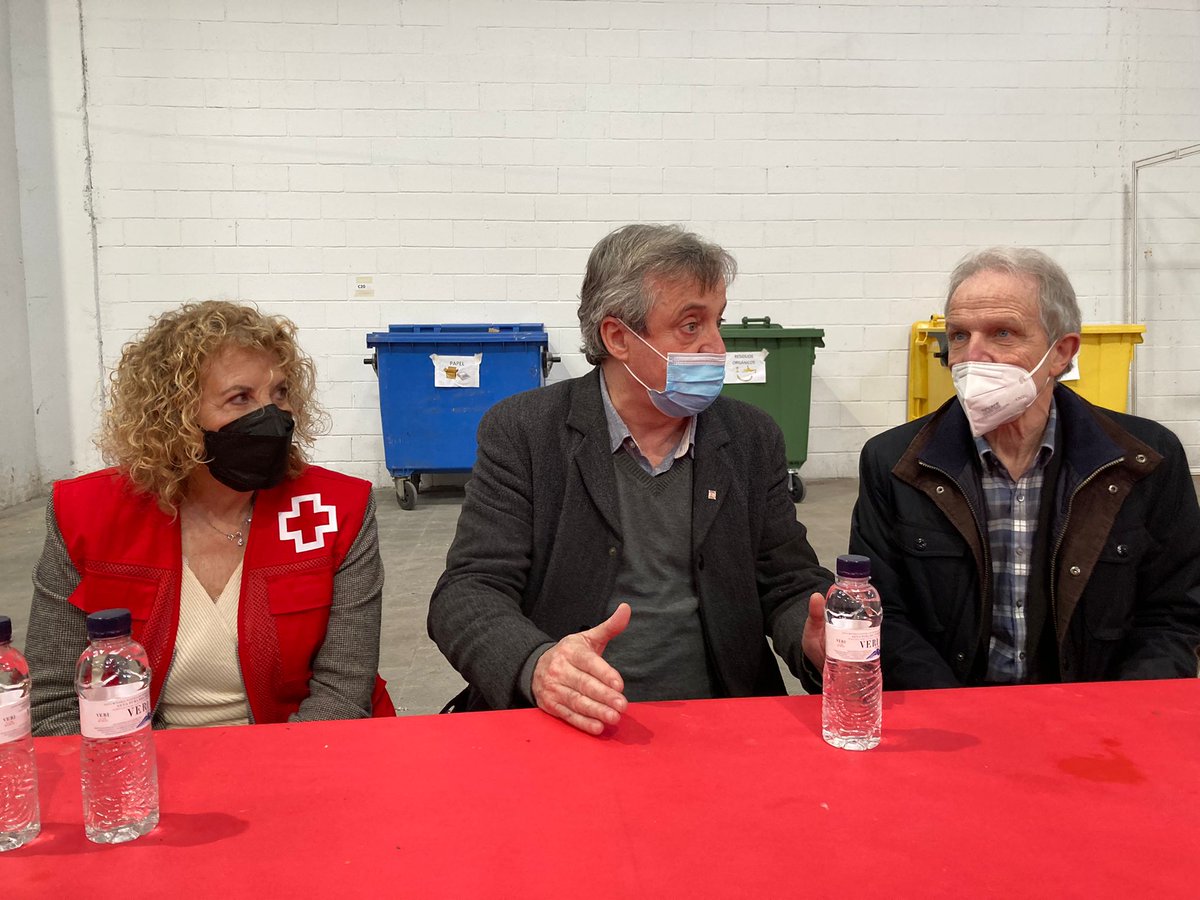 govbarcelona's tweet photo. Ens trobem amb l’equip de @CreuRojaCAT i @CreuRojaBCN al punt d’acollida de persones refugiades d’Ucraïna, al recinte de Montjuïc de @Fira_Barcelona, per conèixer de primera mà la seva tasca. També visitem l’espai de @salutcat, situat en un altre pavelló @MorralToni https://t.co/o4NFkbX2Pi