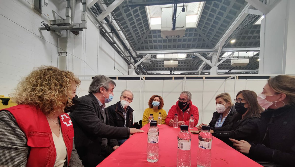 govbarcelona's tweet photo. Ens trobem amb l’equip de @CreuRojaCAT i @CreuRojaBCN al punt d’acollida de persones refugiades d’Ucraïna, al recinte de Montjuïc de @Fira_Barcelona, per conèixer de primera mà la seva tasca. També visitem l’espai de @salutcat, situat en un altre pavelló @MorralToni https://t.co/o4NFkbX2Pi