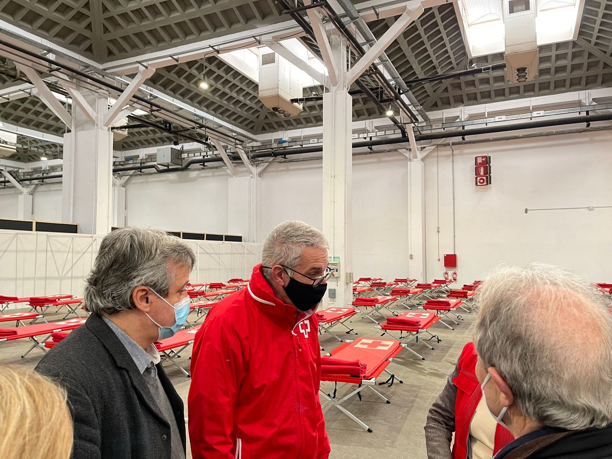 govbarcelona's tweet photo. Ens trobem amb l’equip de @CreuRojaCAT i @CreuRojaBCN al punt d’acollida de persones refugiades d’Ucraïna, al recinte de Montjuïc de @Fira_Barcelona, per conèixer de primera mà la seva tasca. També visitem l’espai de @salutcat, situat en un altre pavelló @MorralToni https://t.co/o4NFkbX2Pi