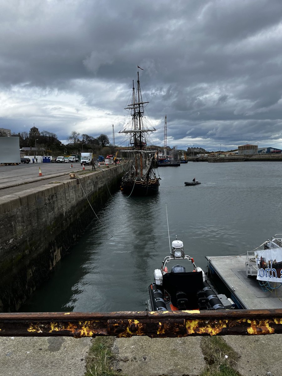 BarrieKent's tweet photo. Tall ship in Burntisland docks and a film crew, must be something to do with Outlander? https://t.co/DsowX8SEO7