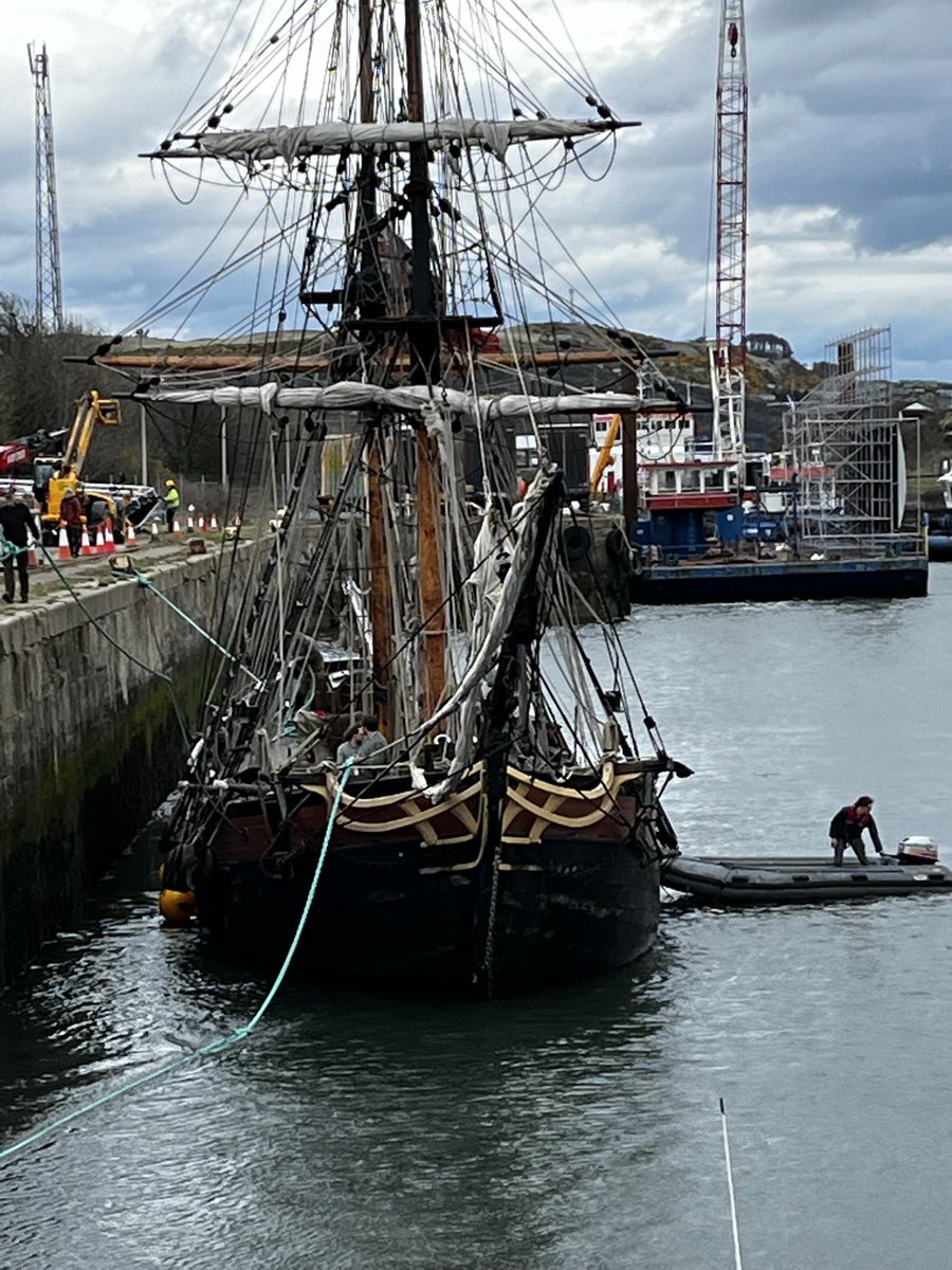 BarrieKent's tweet photo. Tall ship in Burntisland docks and a film crew, must be something to do with Outlander? https://t.co/DsowX8SEO7
