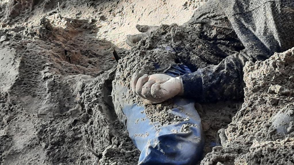 Y'a-t-il d'autres #Boucha ? Les corps d'Olga Sourenko, la maire du village de Motyjyn, de son fils Oleksander et de son mari Igor ont été déterrés. La zone n'a pas été encore complètement fouillée. Ils ont été arrêtés le 23 mars comme 20 autres villageois qui ont disparus.