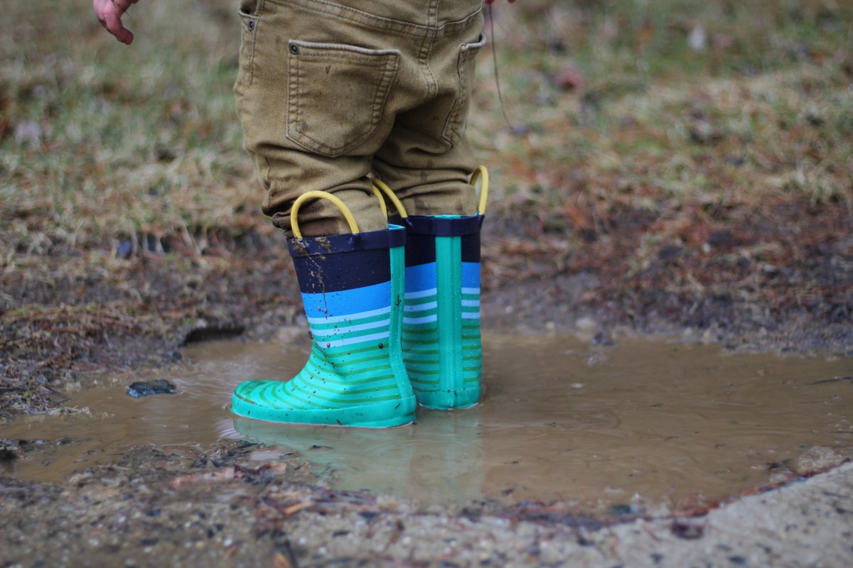 Mobile22Inc's tweet photo. This #Spring let Mobile22 help you avoid the puddles 🌧️and book a ride online or through our app! -----> https://t.co/e7ej17uGCR https://t.co/RYHSNrupMk