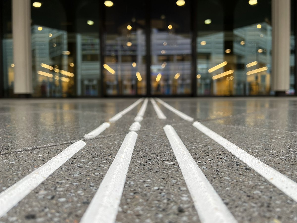 Voor het eerst is er een blindegeleidelijn vanaf station Den Haag naar de Tweede Kamer. Vandaag werd deze officieel ‘geopend’.