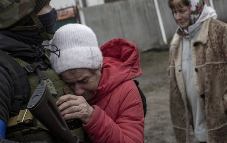 visegrad24's tweet photo. Elderly woman from Nova Basana hugs one of the Ukrainian soldiers who liberated her village. https://t.co/RahOYB652I