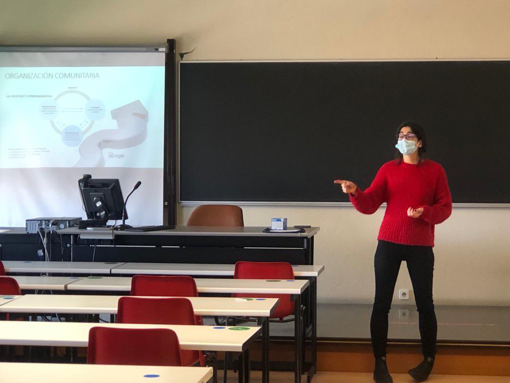 TSUnirioja's tweet photo. @RiojaAcoge comparte con los estudiantes de trabajo social comunitario @unirioja las pistas para trabajar con la comunidad desde el proceso comunitario de San José @ICILOGRONO https://t.co/lUquwp8slc