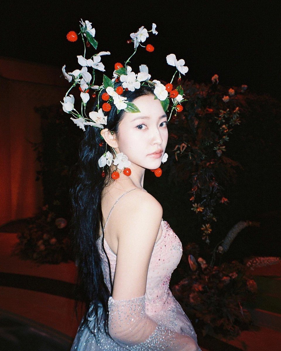 lq red velvet tweet media