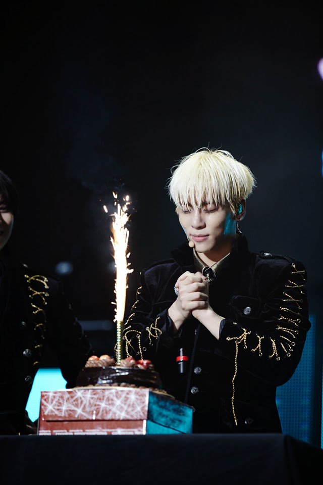 hourlyjonghyun's tweet photo. #HappyJonghyunDay
#Jonghyun #종현 @SHINee https://t.co/VHUz9WrtZM