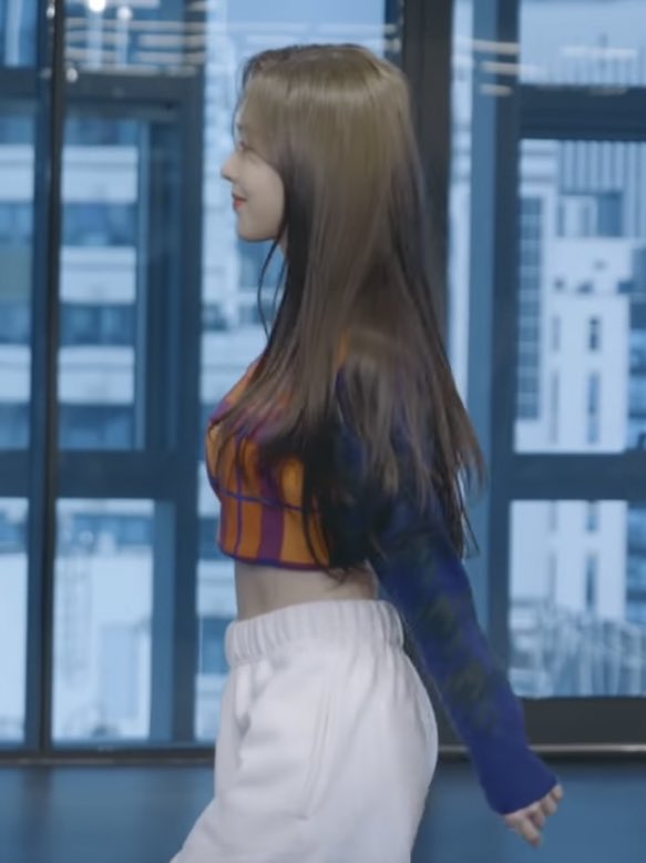 BAEJHLOOKS's tweet photo. she’s so hot https://t.co/ypLDJY1LzA