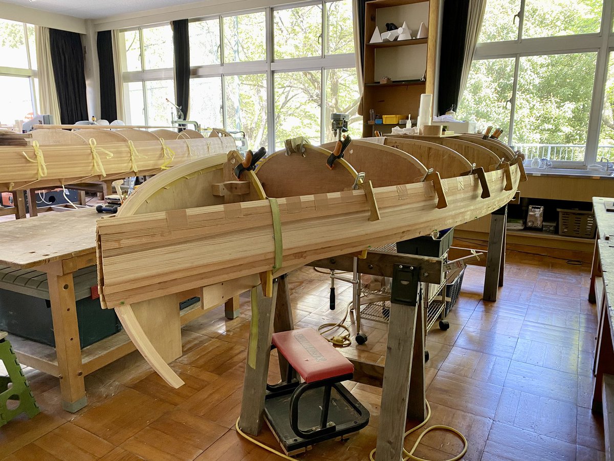 mountscape_'s tweet image. カヌー製作途中の一枚📸
組み立てたモールド（型）に杉の細材を一本一本貼り付けていきます。
ボディの湾曲を作るのが難しくも楽しい作業です。

#mountscape #カヌーのある生活 #奥多摩 #カヌー