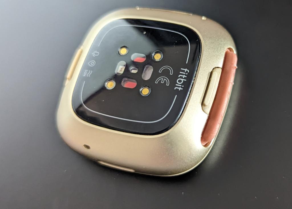 RoxanneRoks's tweet photo. @FitbitUK hello I hope you can help me please, my Fitbit is 6m old, any idea how I can pull the strap out? It broke and I need to replace it 😔 https://t.co/Yy4A6aDnD1