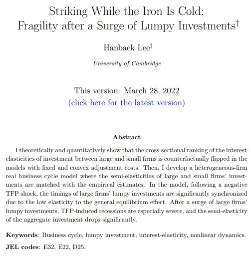 📈1980, 1998, 2007 saw spikes in the fraction of large US firms making lumpy investments...soon followed by recessions.
📜 Coincidence? Paper by Hanbaek Lee (<a href="/CamEcon/">CamEcon</a>) proposes that such surges render the economy more fragile and weaken the effectiveness of monetary policy.