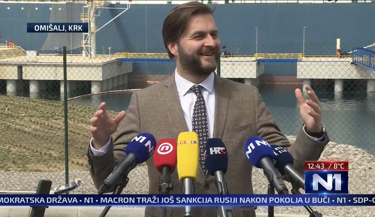 Dva mikrofona N1. San svakog ministra. 😉(tć)