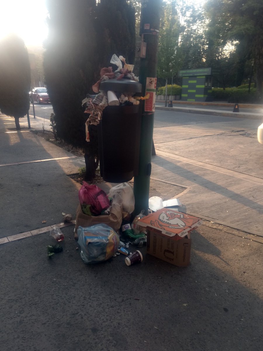 CopacoEscandon's tweet photo. Tabe, también hay que levantar folio para que tú gente haga su trabajo??? Esto está así desde el jueves de la semana pasada. Ahí te encargo!!! @mauriciotabe @AlcaldiaMHmx @MHcesac https://t.co/pz6G2egqr4