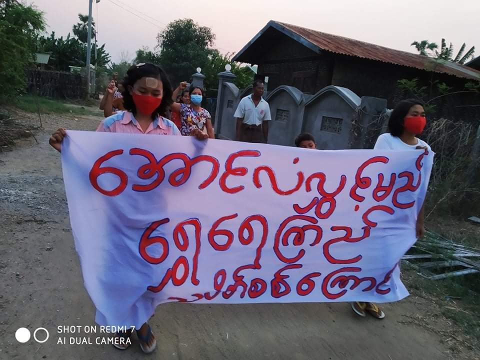 Chanapai247's tweet photo. Paying their respect to all the heroes during the Spring Revolution period, residents of #YayKyiPin village took anti-SAC rally to the streets.
#2022Apr4Coup
#WhatsHappeningInMyanmar
#HearTheVoiceOfMyanmar https://t.co/HKSMUnyuSj