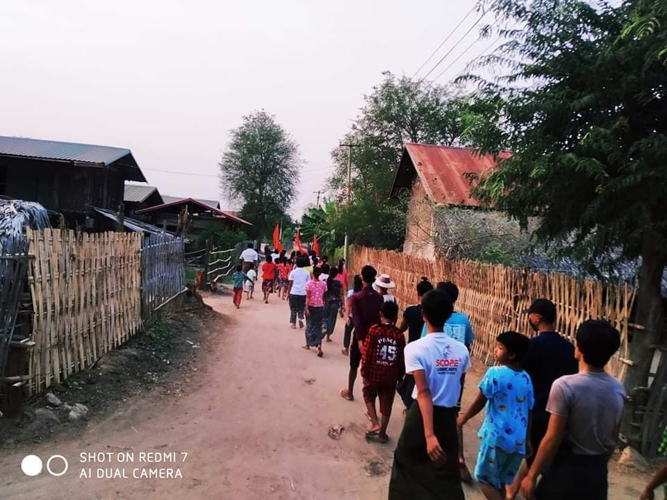 Chanapai247's tweet photo. Paying their respect to all the heroes during the Spring Revolution period, residents of #YayKyiPin village took anti-SAC rally to the streets.
#2022Apr4Coup
#WhatsHappeningInMyanmar
#HearTheVoiceOfMyanmar https://t.co/HKSMUnyuSj