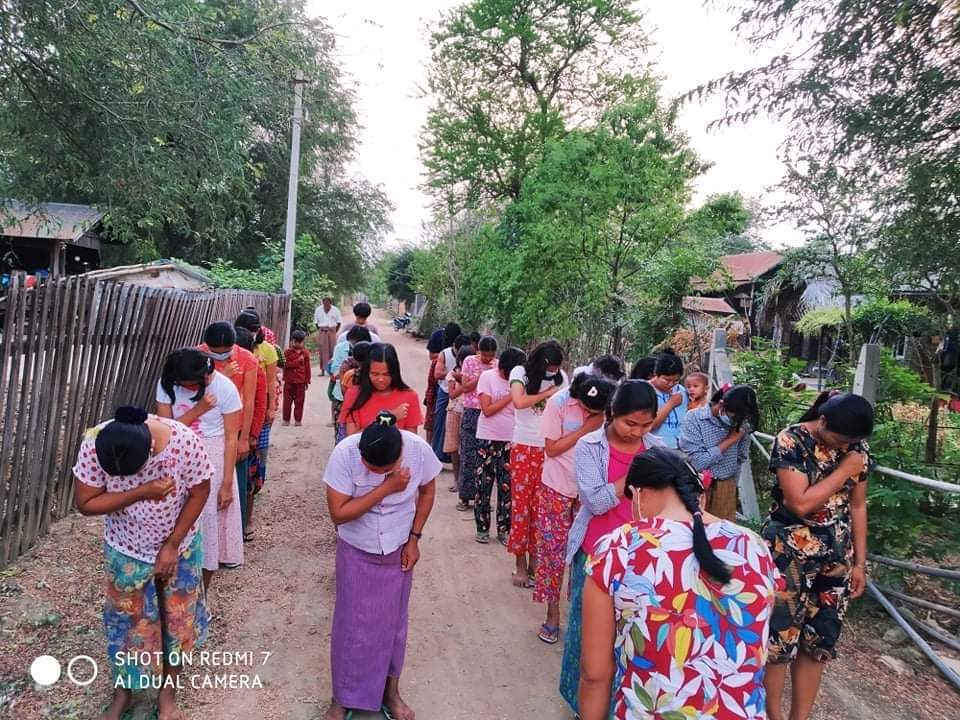Chanapai247's tweet photo. Paying their respect to all the heroes during the Spring Revolution period, residents of #YayKyiPin village took anti-SAC rally to the streets.
#2022Apr4Coup
#WhatsHappeningInMyanmar
#HearTheVoiceOfMyanmar https://t.co/HKSMUnyuSj