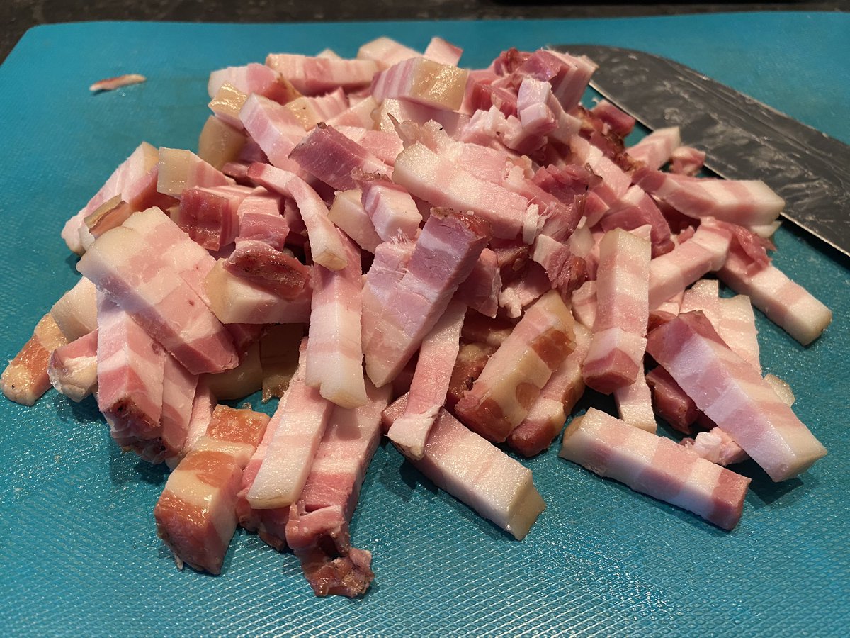 JvGaalen's tweet photo. In het kader van besparen op #gas doe ik aan #lowandslowbarbecuing. #kamadofun @Grillgurunl #makingbacon #outdoorcooking https://t.co/QqCJVULALw