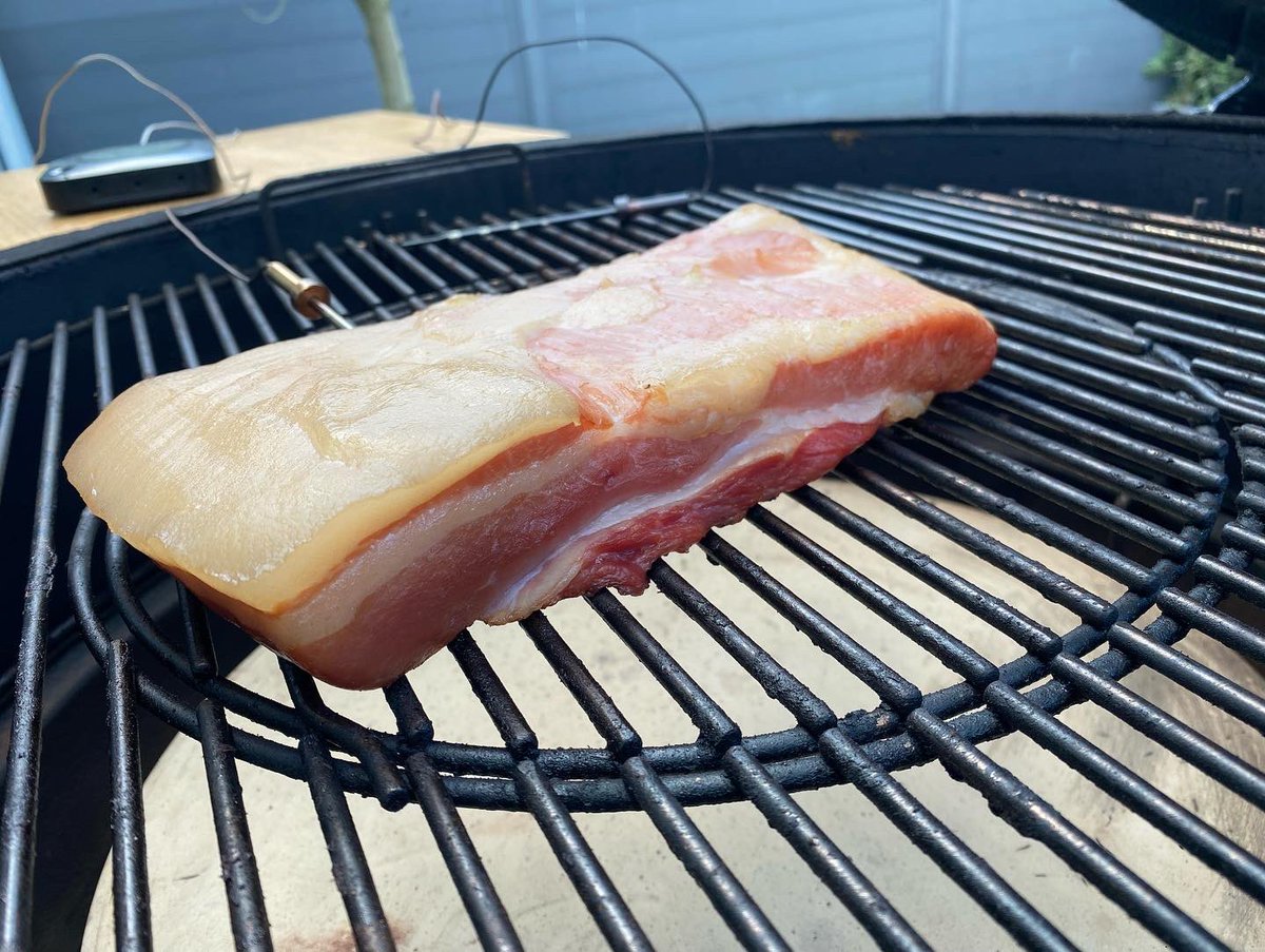 JvGaalen's tweet photo. In het kader van besparen op #gas doe ik aan #lowandslowbarbecuing. #kamadofun @Grillgurunl #makingbacon #outdoorcooking https://t.co/QqCJVULALw
