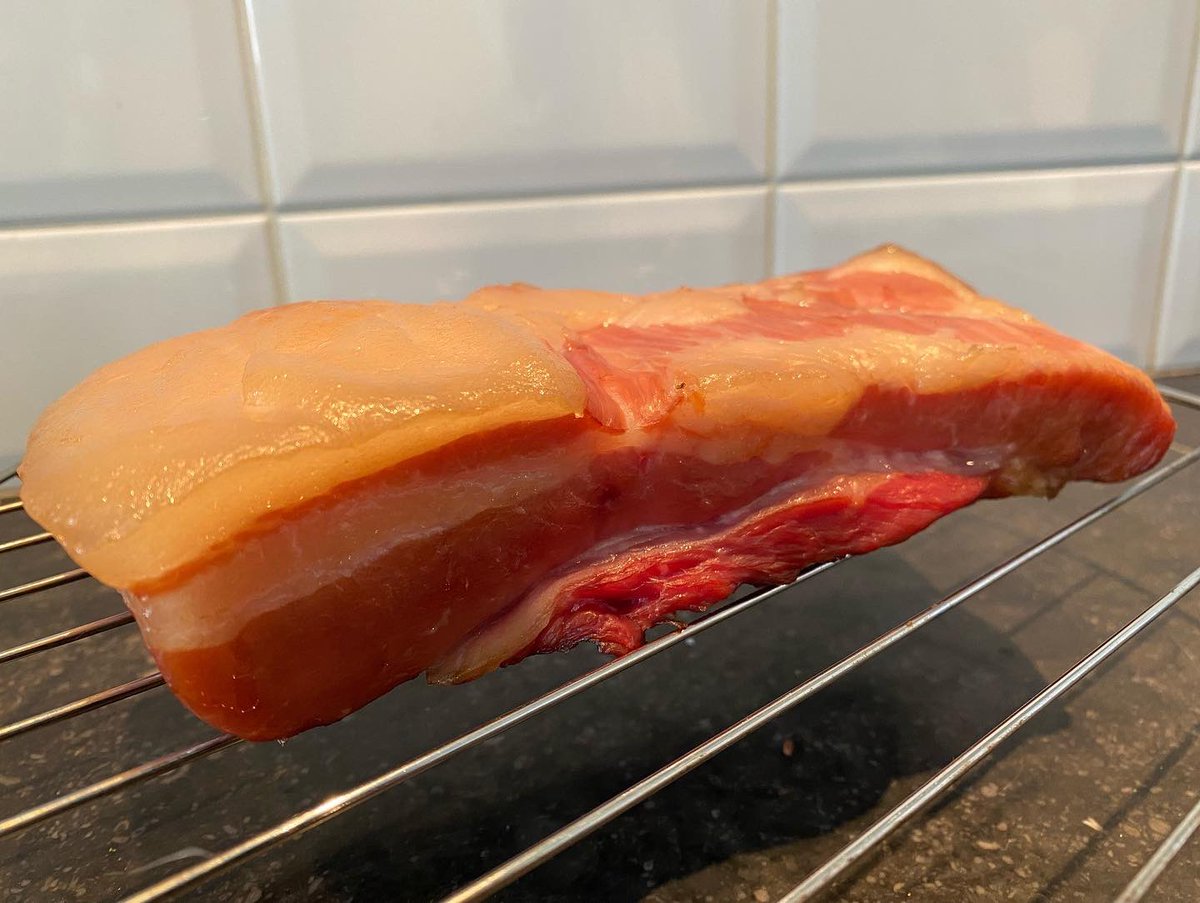 JvGaalen's tweet photo. In het kader van besparen op #gas doe ik aan #lowandslowbarbecuing. #kamadofun @Grillgurunl #makingbacon #outdoorcooking https://t.co/QqCJVULALw