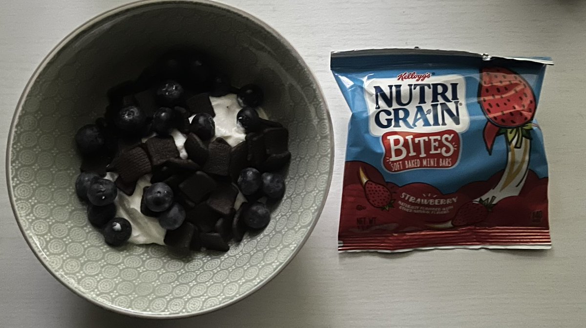 bagelmeal's tweet photo. happy bfast!!! nutri grain bites made me so happy https://t.co/blmcMxYHIV