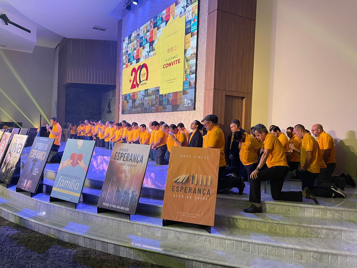 Lançamento oficial do Livro missionário “O Último Convite”, na Casa Publicadora Brasileira. Momento de dedicação do livro. A campanha missionária  vai alcançar 200 milhões de exemplares distribuídos.