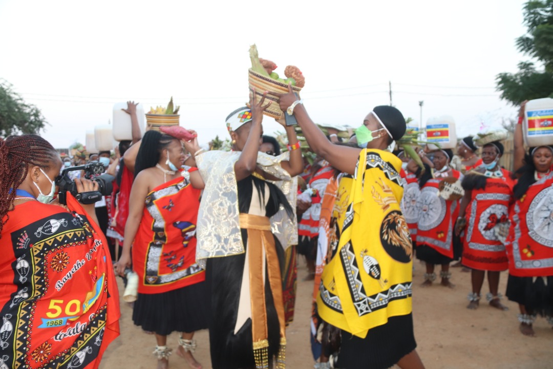 GPMadamSpeaker's tweet photo. Her Majesty Queen Nozizwe Mulela-Zulu with Her Royal Highness Princess Magogo Ka Zwelithini beyothula izethulo to Her Majesty iNdlovukazi Ntfombi Tfwala #Eswatini 🇸🇿(OBO)the #ZuluKingdom &amp; the #Zulu Nation bethunywe yiSilo Misuzulu.
#KingMisuzulu #QueenNozizweMulelaZulu #Emaganu https://t.co/FH6WtoLEJW