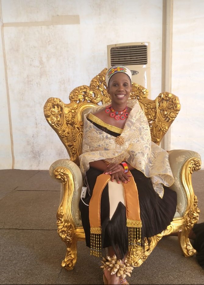 GPMadamSpeaker's tweet photo. Her Majesty Queen Nozizwe Mulela-Zulu with Her Royal Highness Princess Magogo Ka Zwelithini beyothula izethulo to Her Majesty iNdlovukazi Ntfombi Tfwala #Eswatini 🇸🇿(OBO)the #ZuluKingdom &amp; the #Zulu Nation bethunywe yiSilo Misuzulu.
#KingMisuzulu #QueenNozizweMulelaZulu #Emaganu https://t.co/FH6WtoLEJW