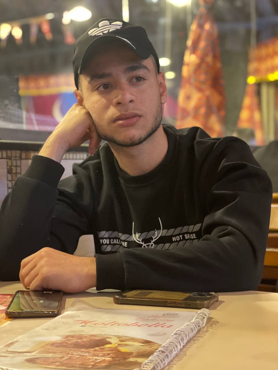 AalamKhaled's tweet photo. لستُ حزين ولكني مُمتلئ بشعور لا احبه ولستُ قادر على تسميته🖤 https://t.co/kEEYtnugZk