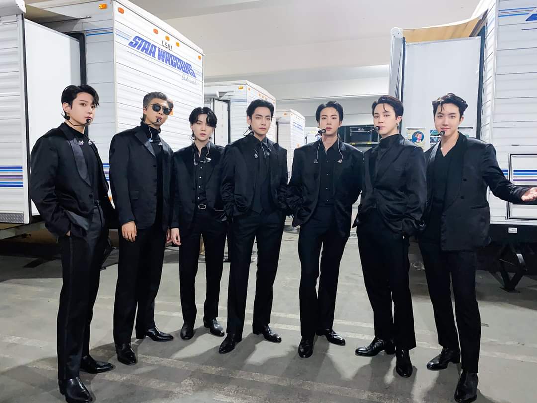 zerifa_wahid's tweet photo. Men in black 🖤
#GRAMMYs #GRAMMYsBTS #Grammy #BTSGrammy #BTSxGrammys #KimTaehuyng #jungkook #RM #SUGA #JIN #JHOPE  #jimin @BTS_twt https://t.co/juc9gFwXzZ