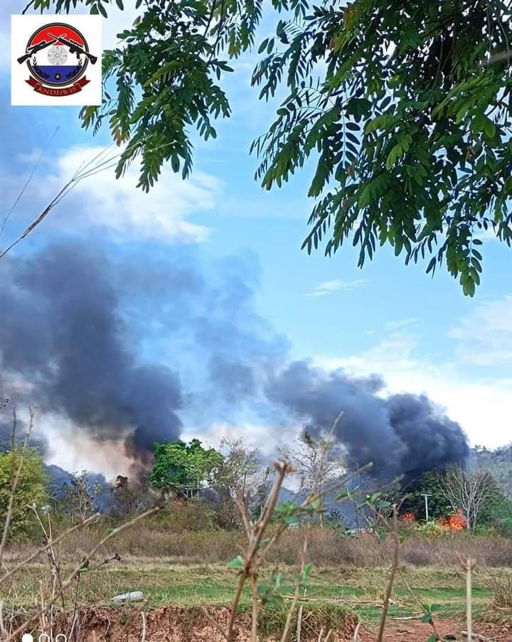 mtina2613's tweet photo. Heavy fighting has erupted near the Ngwe Taung, Demoso Town in Kayah State as Myanmar military junta is torching houses and using civilian cars to transport new reinforcements to the area to launch new offensive. #2022Apr4Coup #HearTheVoiceOfMyanmar https://t.co/q2XPOdGWCX
