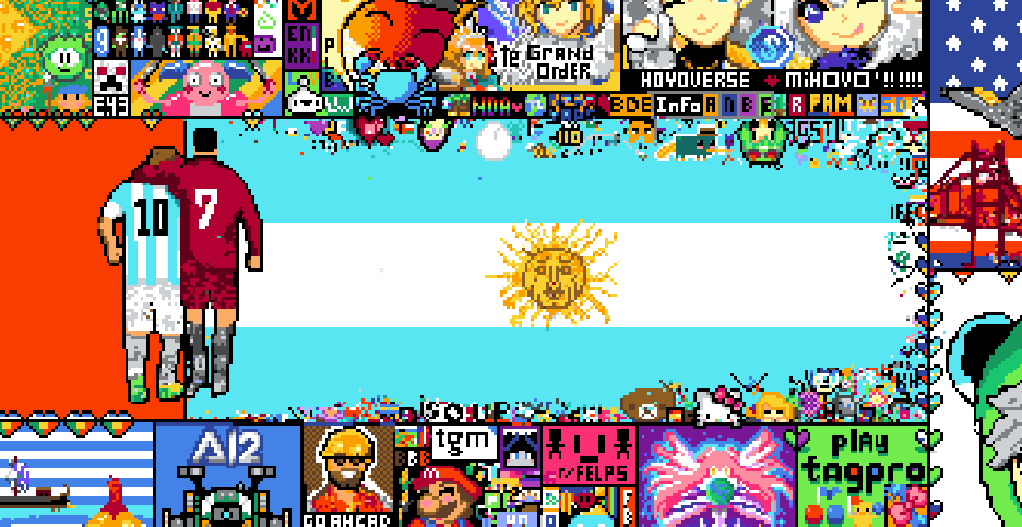 DamianCatanzaro's tweet photo. Reddit y /r/place, la batalla de internet.

Este año Reddit volvió a abrir su canvas donde cada usuario puede pintar un pixel cada 5 minutos, comunidades enteras de Reddit como streamers se unieron para dejar su bandera o logo y en Argentina tenemos 2 espacios grandes ganados. https://t.co/o6nE9Zhbgv