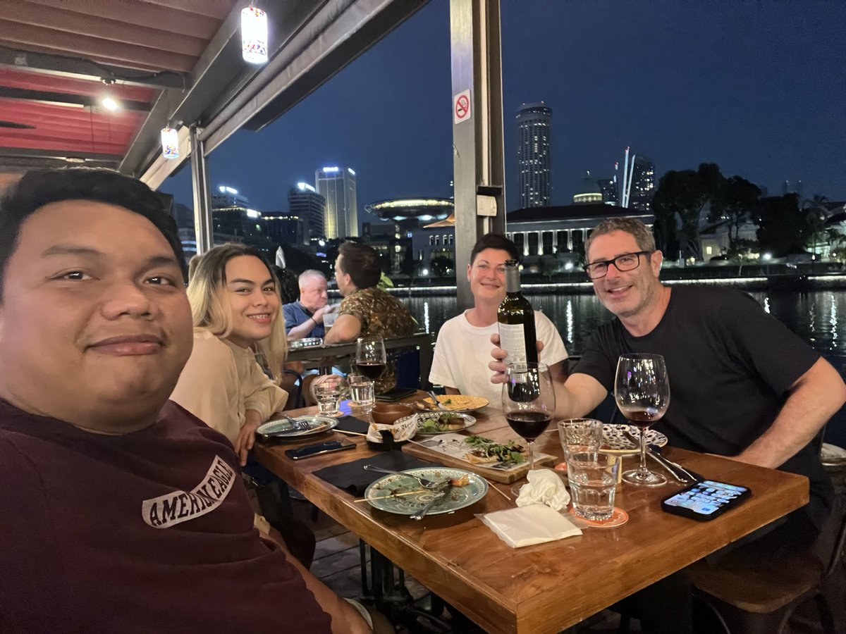HLadaran's tweet photo. My first client meet up this year, and we really had FUN in Singapore! The foods, places, people, and parties are so AMAZING. #splacedvo #bossbibz https://t.co/hXTkGxyjGJ