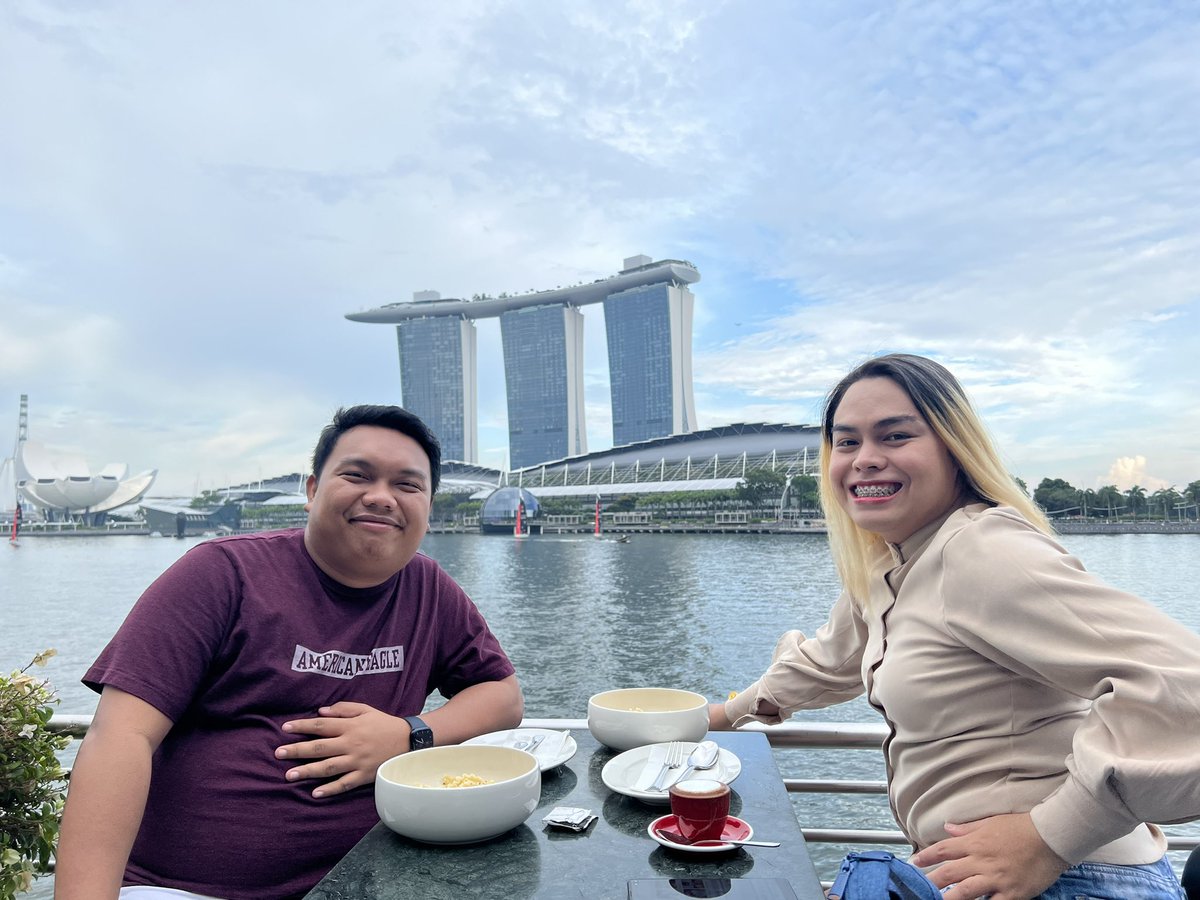 HLadaran's tweet photo. My first client meet up this year, and we really had FUN in Singapore! The foods, places, people, and parties are so AMAZING. #splacedvo #bossbibz https://t.co/hXTkGxyjGJ