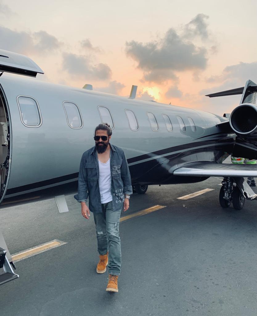 cinivilla's tweet photo. The name in form! 😈🥵👊👊 @TheNameIsYash landed MUMBAI 💥 for #KGFChapter2 promotions 🔥🤙
#KGFChapter2TrailerDay #KGF2OnApril14 https://t.co/spIfWm4yuY