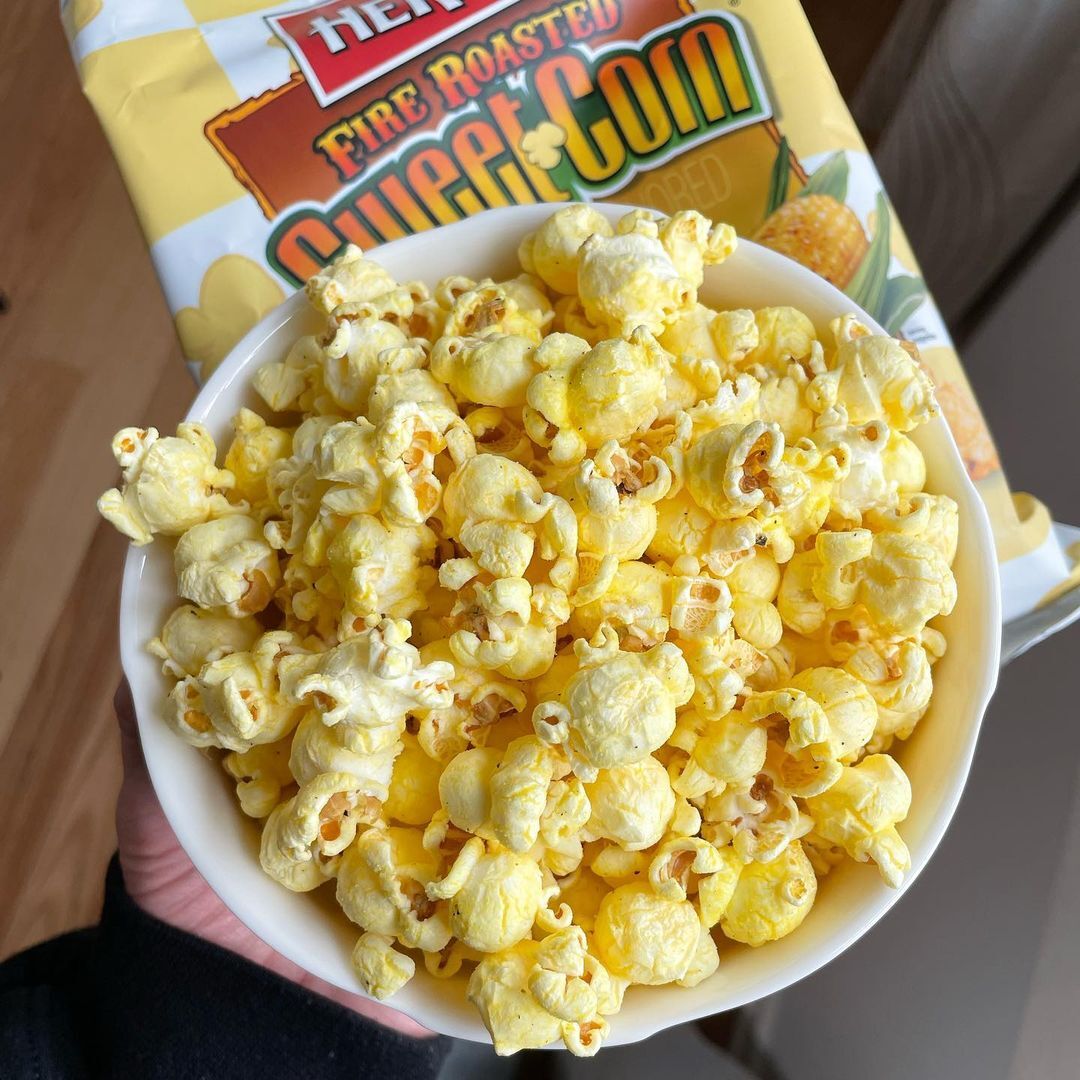 herrfoods's tweet photo. Enjoy the spring air with delicious Herr’s snacks. 🔥 Our Fire Roasted Sweet Corn Popcorn is a great snack to enjoy as the weather warms up. 🍿
📸: @kimhoeltje
#Herrs #Popcorn #FireRoasted https://t.co/UJg2FNznRx