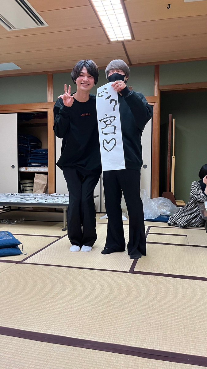 pss_sinkan's tweet photo. 🐣PSS人物紹介🐣

みや 経済3回  Dr.

こう見えて幹部。ピンク。
ドラムを始めたのは大学だが、凄腕ドラマーまで上り詰めた努力家だ❗️熱いライブで観客を魅了するぞ❗️❗️

無数の奇行と蛮行によりつけられたあだ名は
「ピンク」「珍獣」「鼻クソと人間界の境界線」

PSSが産んだ悲しきドラマーである https://t.co/BcxZjJY8bo