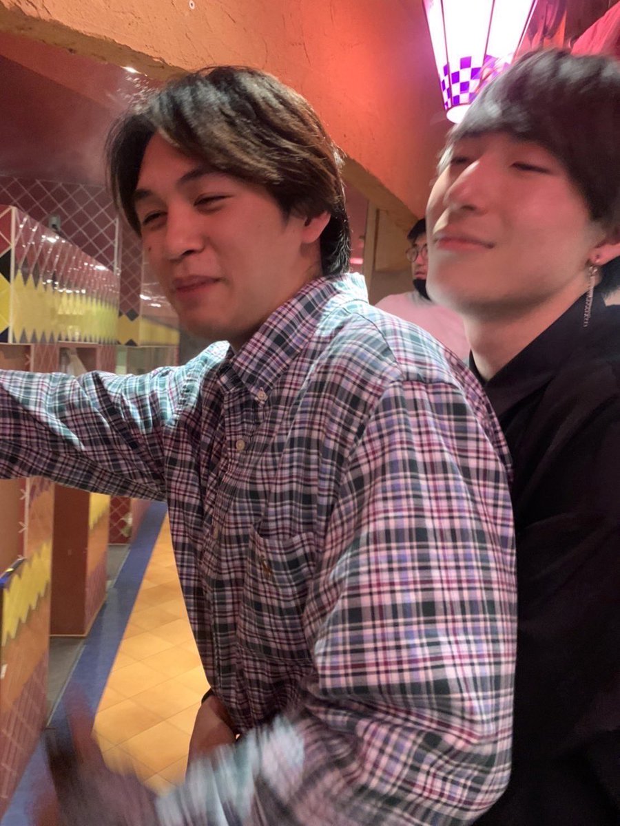 pss_sinkan's tweet photo. 🐣PSS人物紹介🐣

みや 経済3回  Dr.

こう見えて幹部。ピンク。
ドラムを始めたのは大学だが、凄腕ドラマーまで上り詰めた努力家だ❗️熱いライブで観客を魅了するぞ❗️❗️

無数の奇行と蛮行によりつけられたあだ名は
「ピンク」「珍獣」「鼻クソと人間界の境界線」

PSSが産んだ悲しきドラマーである https://t.co/BcxZjJY8bo