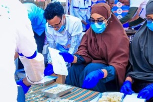 sntvnews1's tweet photo. Students of Somali National University donated a packages of #Iftar food to vulnerable families living the  IDP camps in #Mogadishu #Somalia. #Ramadan https://t.co/bl4POPg7tB
