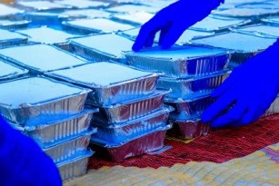 sntvnews1's tweet photo. Students of Somali National University donated a packages of #Iftar food to vulnerable families living the  IDP camps in #Mogadishu #Somalia. #Ramadan https://t.co/bl4POPg7tB