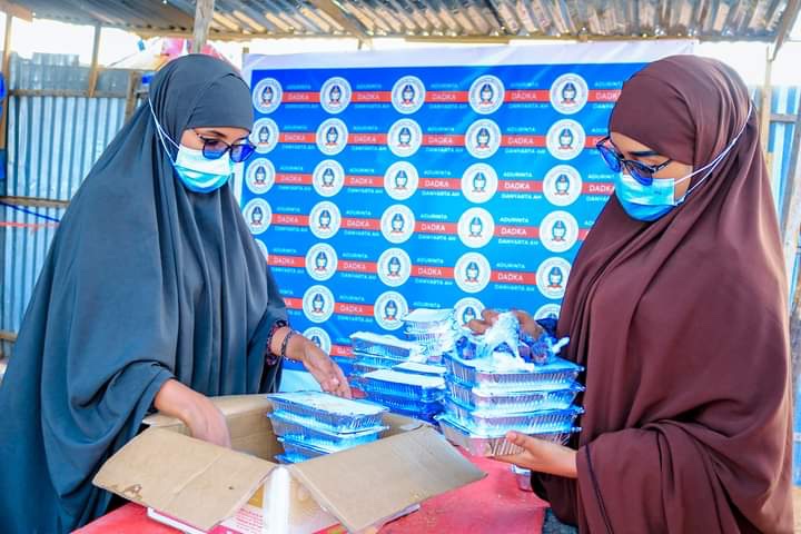 sntvnews1's tweet photo. Students of Somali National University donated a packages of #Iftar food to vulnerable families living the  IDP camps in #Mogadishu #Somalia. #Ramadan https://t.co/bl4POPg7tB