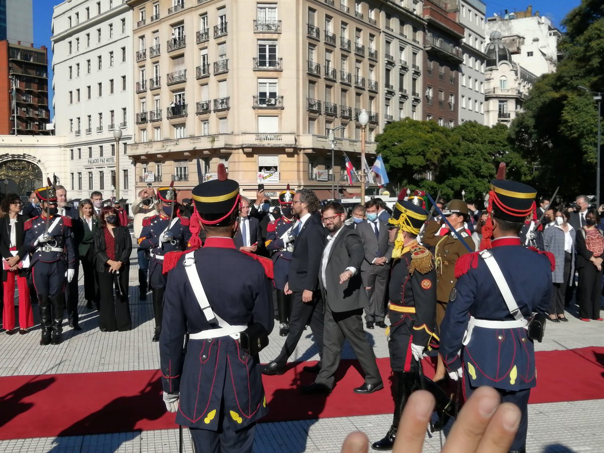 Presidente @gabrielboric en el monumento al General José de San Martin, donde depositó una ofrenda floral en conmemoración del Abrazo de Maipú. El mandatario ahora se encuentra en la Casa Rosada para una reunión con su par Alberto Fernández. <a href="/AgriculturaFM/">Agricultura</a>