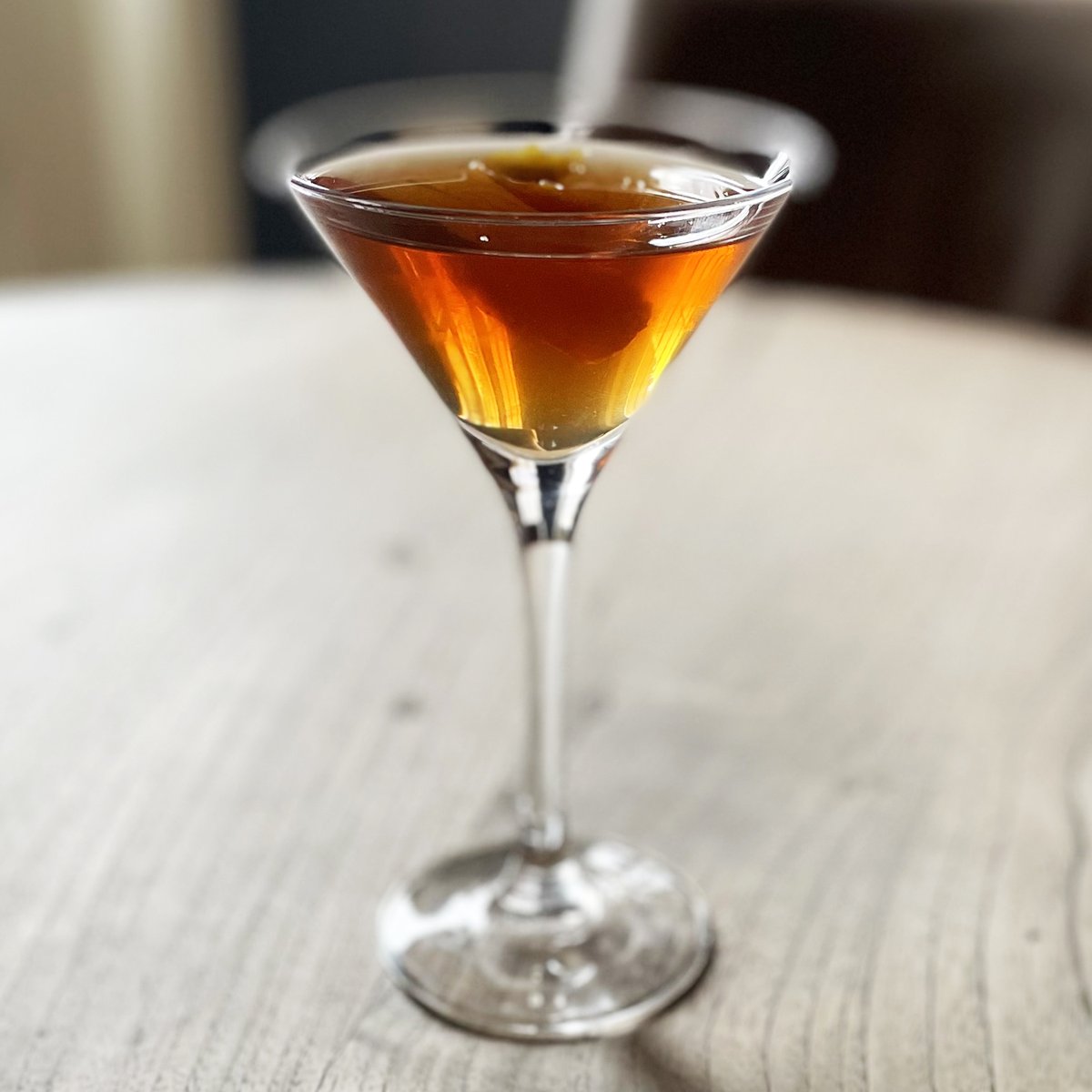 This month's Cocktail of the Month is The Jubilee Cocktail. A mix of Opihr Gin, Dubonnet and a twist of orange. It's The Queen's favourite!
#cheers #cocktails  🍸  👸