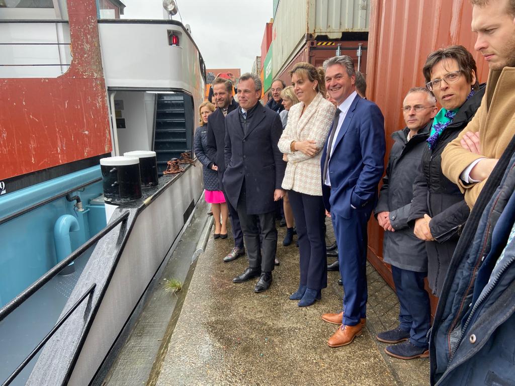 topcorridors's tweet photo. Hoog bezoek vandaag in de @PortOfMoerdijk: bewindspersonen @markharbers, @vivianneheijnen en @hugodejonge kwamen op kennismakingsbezoek bij het Topcorridors-programma:

https://t.co/sEioPQw6r5

#MIRT #Topcorridors #goederenvervoer #modalshift @ProRail @Rijkswaterstaat https://t.co/Giqra4cghb