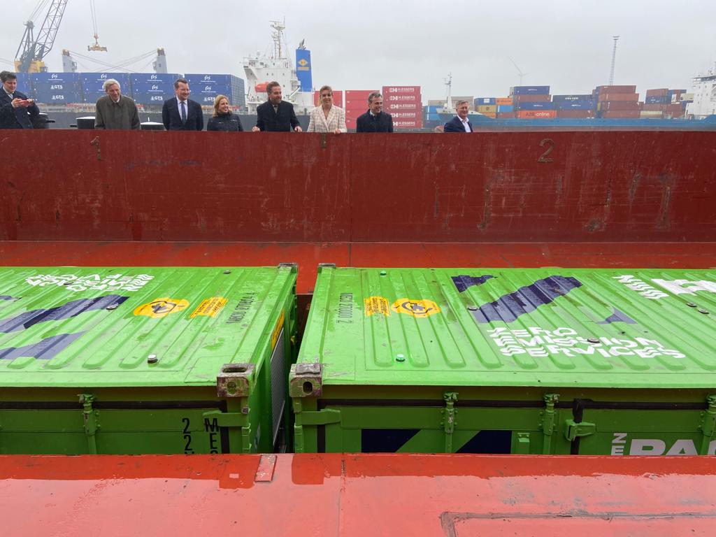 topcorridors's tweet photo. Hoog bezoek vandaag in de @PortOfMoerdijk: bewindspersonen @markharbers, @vivianneheijnen en @hugodejonge kwamen op kennismakingsbezoek bij het Topcorridors-programma:

https://t.co/sEioPQw6r5

#MIRT #Topcorridors #goederenvervoer #modalshift @ProRail @Rijkswaterstaat https://t.co/Giqra4cghb