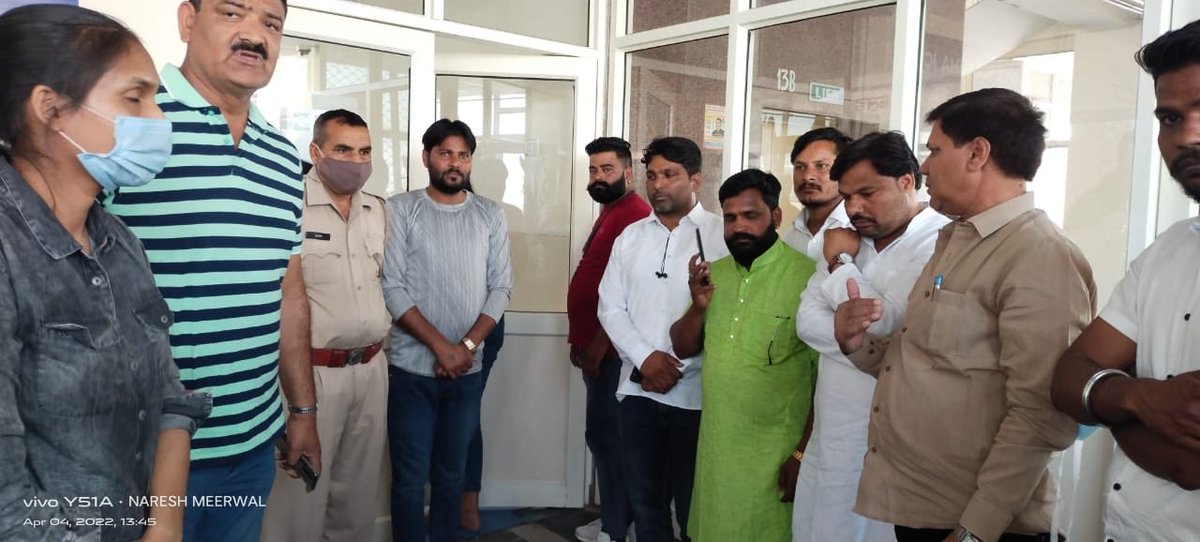 mukeshbairwaASP's tweet photo. विधायक गिर्राज मलिंगा द्वारा किए गए कायराना हमले में घायल एईएन हर्षाधिपती वा��्मीकि जी से व उनके परिवार से मिलकर एएसपी भीम आर्मी राजस्थान की पूरी टीम ने उनके निवास व एसएमएस ट्रोमा सेंट्रल पहुँच कर की मुलाक़ात।भीम आर्मी चीफ़ भाई चंद्र्शेखर ने फ़ोन पर की बात ।⁦@BhimArmyChief⁩ https://t.co/Aw2aDQ9nHO