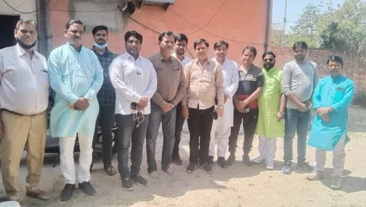 mukeshbairwaASP's tweet photo. विधायक गिर्राज मलिंगा द्वारा किए गए कायराना हमले में घायल एईएन हर्षाधिपती वा��्मीकि जी से व उनके परिवार से मिलकर एएसपी भीम आर्मी राजस्थान की पूरी टीम ने उनके निवास व एसएमएस ट्रोमा सेंट्रल पहुँच कर की मुलाक़ात।भीम आर्मी चीफ़ भाई चंद्र्शेखर ने फ़ोन पर की बात ।⁦@BhimArmyChief⁩ https://t.co/Aw2aDQ9nHO